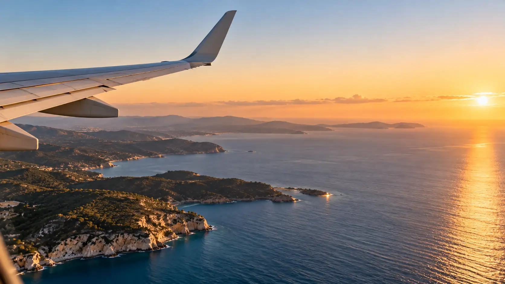 Vista del mar con la luz de la mañana desde la ventanilla de un avión, con el ala